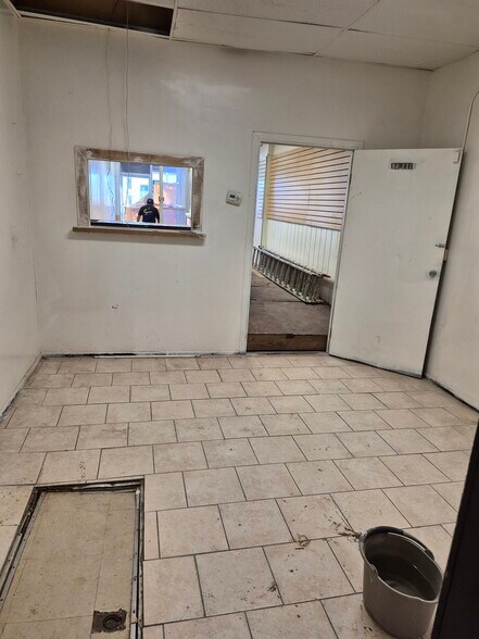 More Photos Of 5-7 W Patapsco Ave, Baltimore Bar For Lease