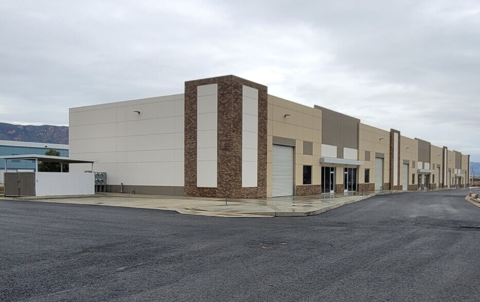 Primary Photo Of 33575 Mission Trail, Lake Elsinore Showroom For Lease