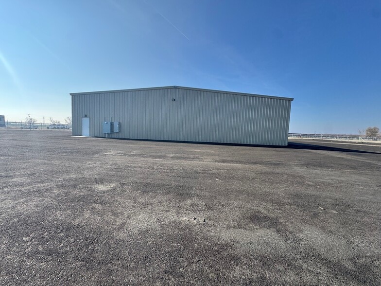 More Photos Of 11620 Old River Rd, Bakersfield Warehouse For Lease