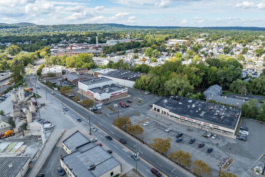 More Photos Of 17-61 River Rd, Fair Lawn Freestanding For Lease