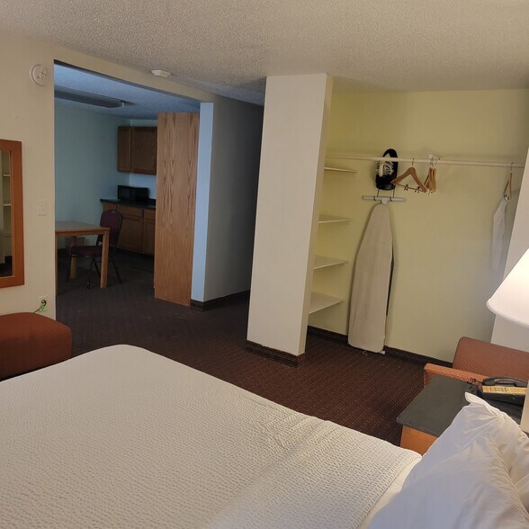 More Photos Of 3040 5th Ave S, Fort Dodge Hotel For Sale