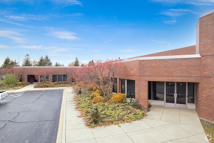 More Photos Of 645-647 Lakeview Pky, Vernon Hills Distribution For Lease