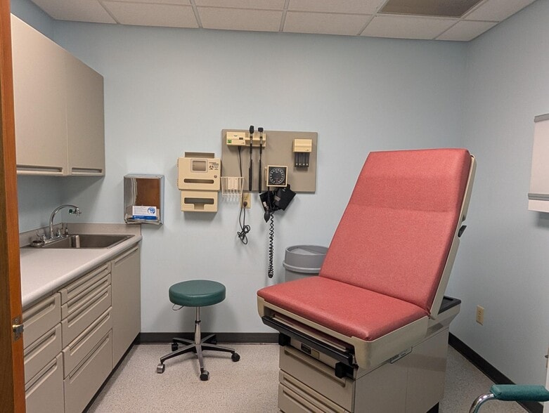 More Photos Of 950 Salem St, Brookville Medical For Lease