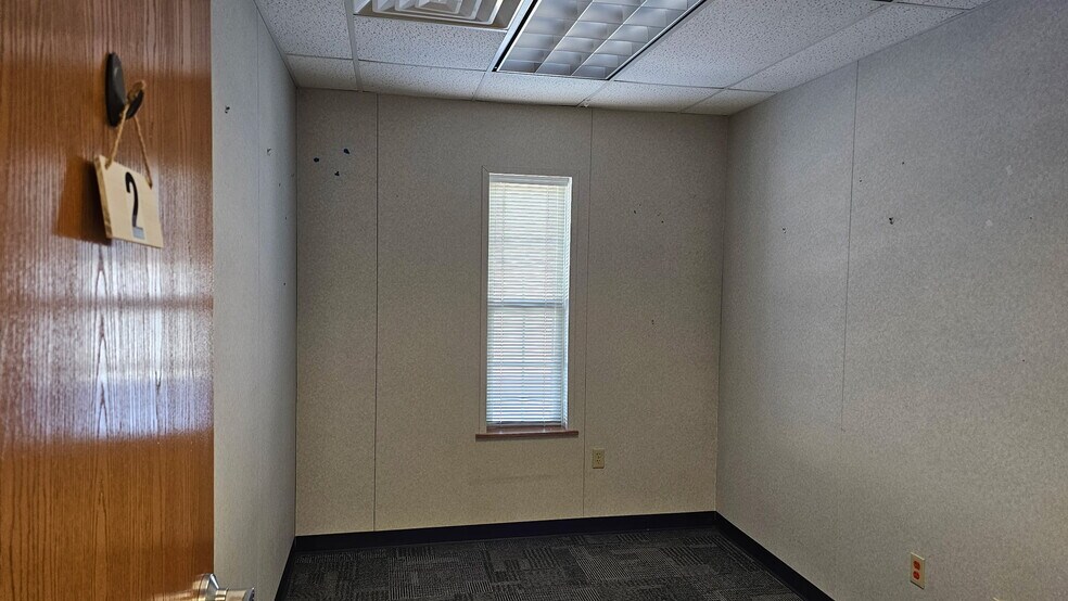 More Photos Of 19 Mcquiston Dr, Mercer Medical For Lease