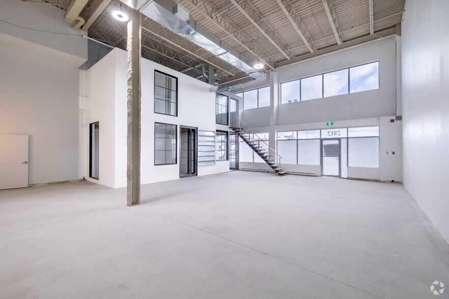 More Photos Of 4451-4479 Laval Aut W, Laval Showroom For Lease