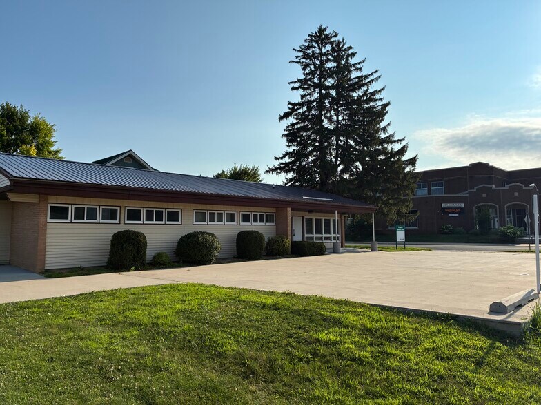 More Photos Of 936 Church Ave, Saint Charles Office For Sale