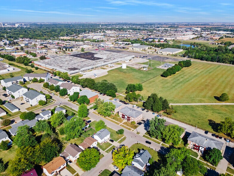 More Photos Of 2004 Rainbow Ave, Bloomington Apartments For Sale