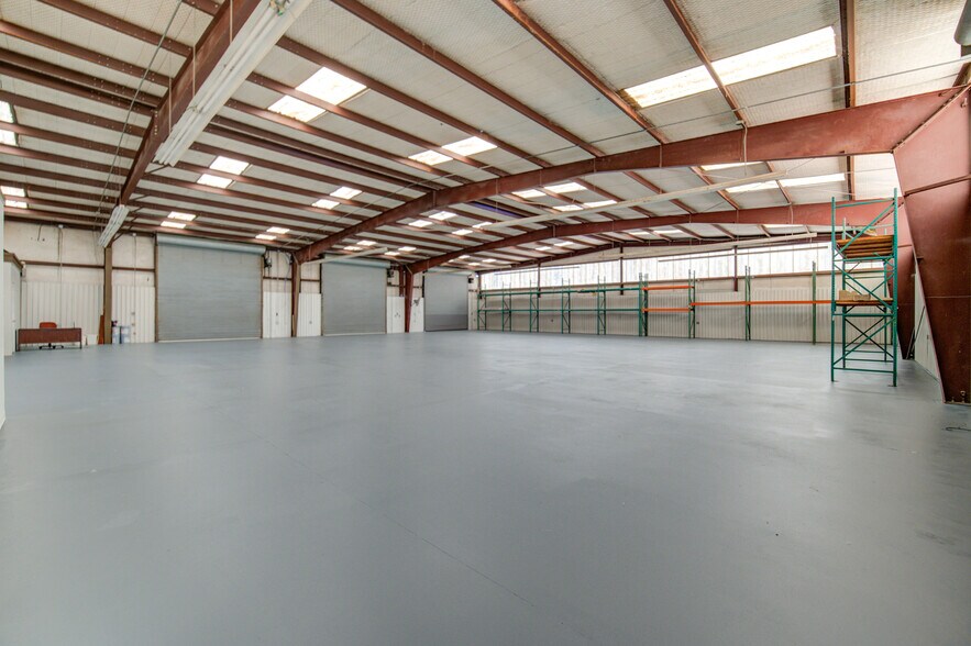 More Photos Of 9399 Summerbell, Houston Warehouse For Lease