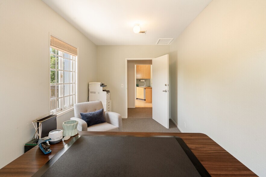 More Photos Of 588 N Larchmont Blvd, Los Angeles Office For Lease