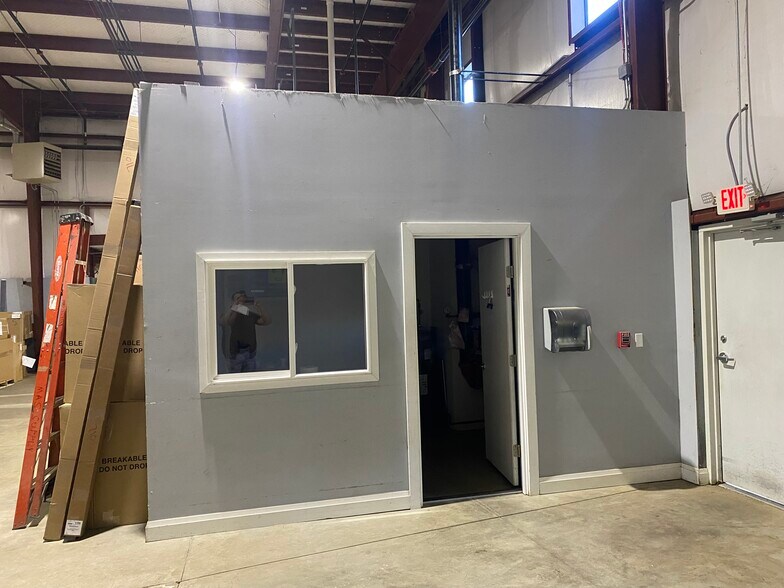 More Photos Of 41W195 Railroad St, Pingree Grove Warehouse For Lease