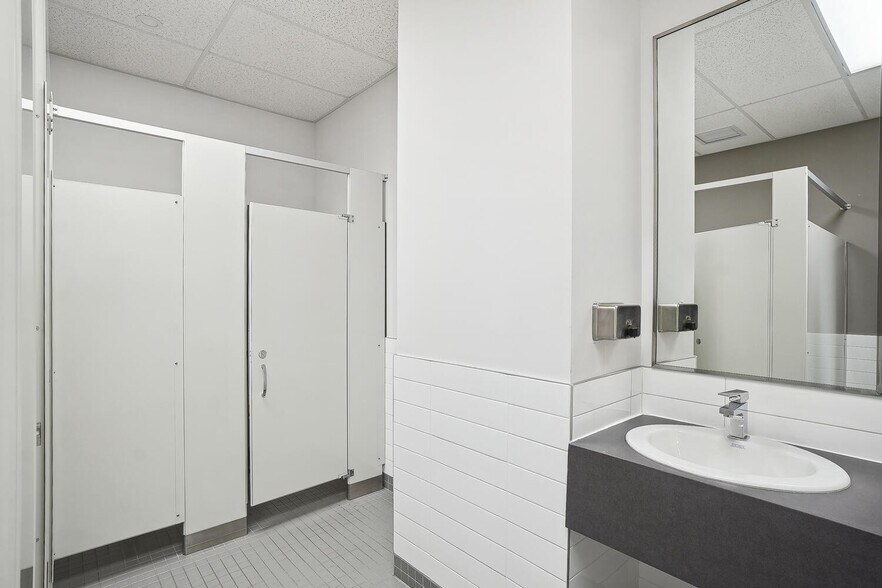 More Photos Of 10007 Boul Pie-IX, Montréal Office For Sale