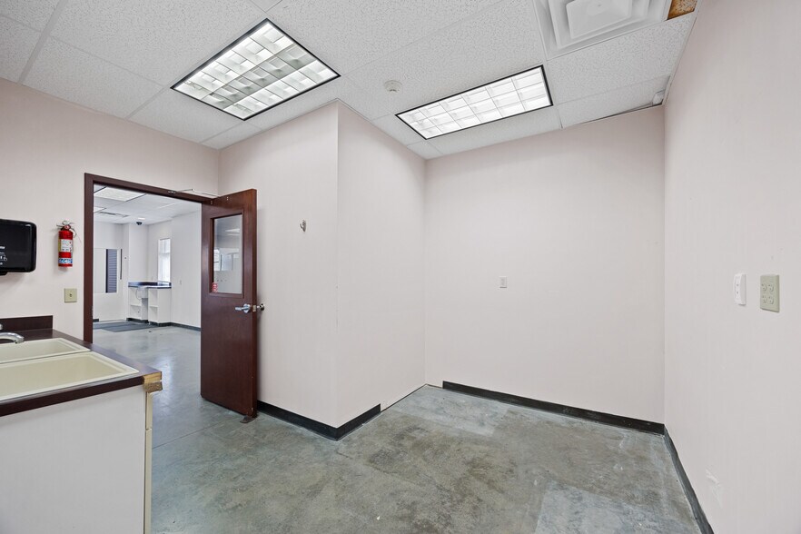 More Photos Of 1495 E 10th St, Jeffersonville Drugstore For Lease