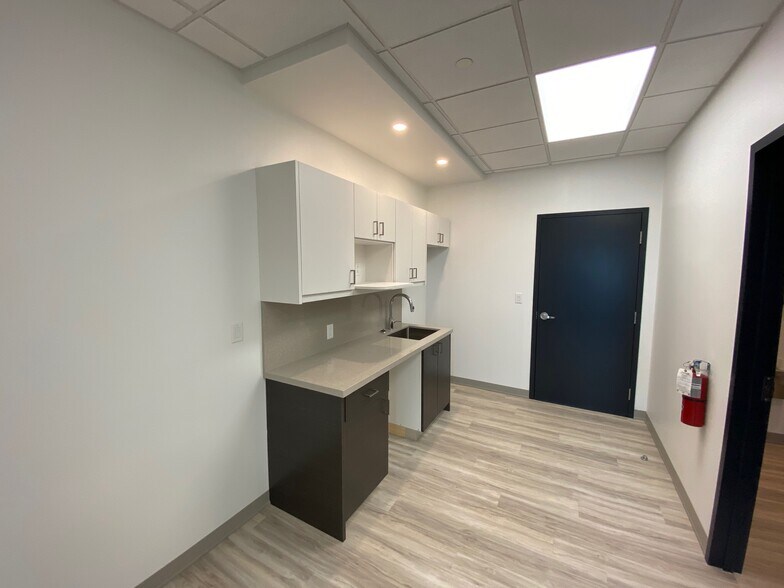 More Photos Of 5423 61 Av SE, Calgary Warehouse For Sale