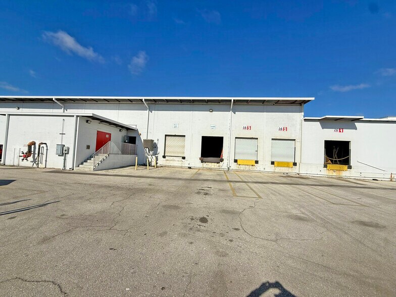 More Photos Of 2075 47th St, Sarasota Warehouse For Lease