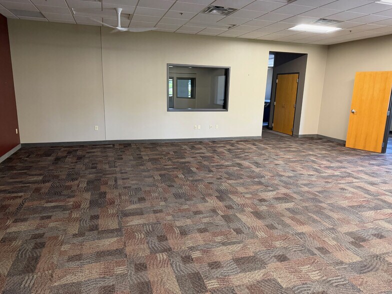 More Photos Of 100 Bridgepoint Way, South Saint Paul Showroom For Sale