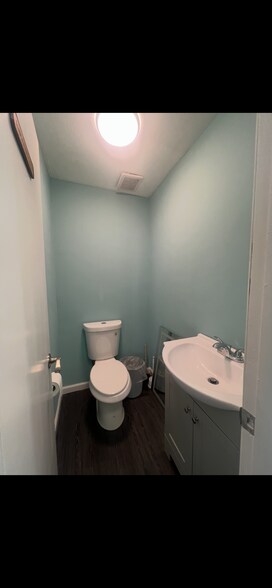 More Photos Of 652 Suffolk Ave, Brentwood Office For Sale