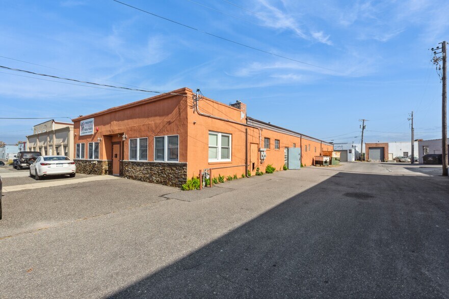 More Photos Of 27 Hanse Ave, Freeport Manufacturing For Sale