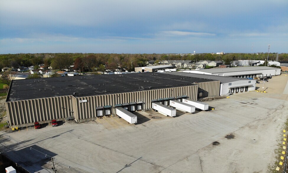 More Photos Of 1310 N McKinley Ave, Champaign Warehouse For Lease