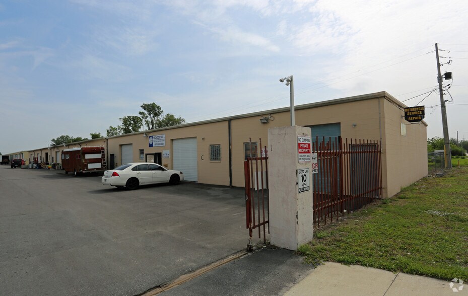 More Photos Of 3609 Old Winter Garden Rd, Orlando Warehouse For Lease