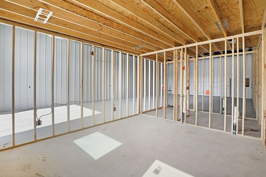 More Photos Of 14596 US Highway 75, Van Alstyne Flex For Lease