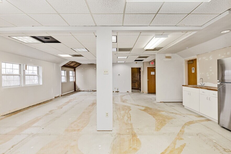 More Photos Of 16962 Manchester Rd, Grover Office For Lease
