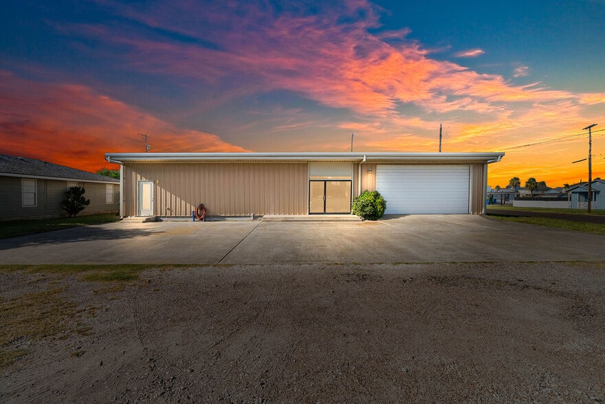 More Photos Of 724 Rowan St, Rockport Office For Sale