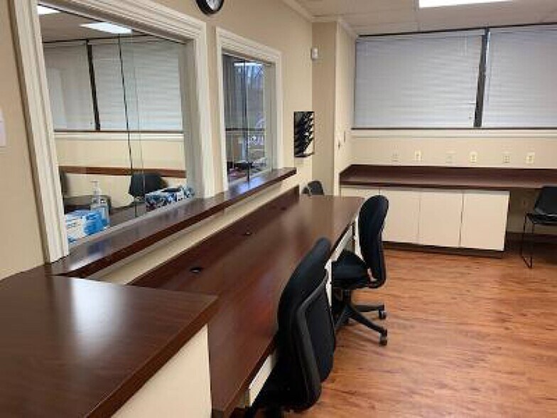 More Photos Of 8 Quakerbridge Plz, Hamilton Office For Sale