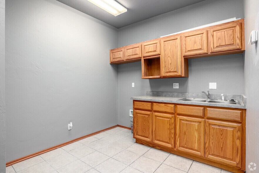 More Photos Of 2120 McKown Dr, Norman Office For Lease
