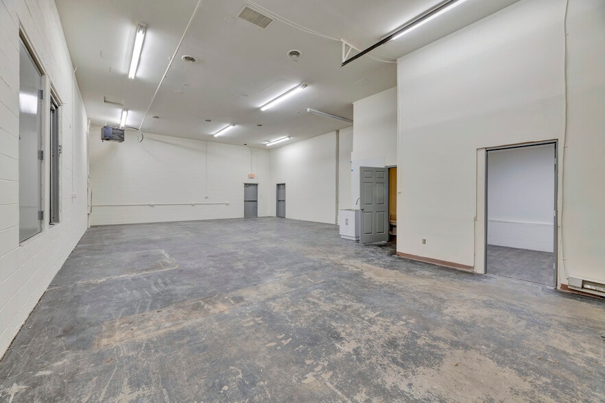 More Photos Of 2213 Ogletown Rd, Newark Warehouse For Lease