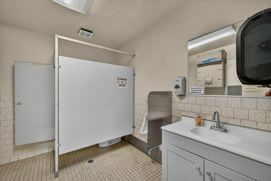 More Photos Of 149 Ashland ave, Lindsay Industrial For Sale