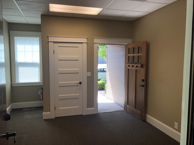 More Photos Of 1596 Liberty St SE, Salem Office For Lease