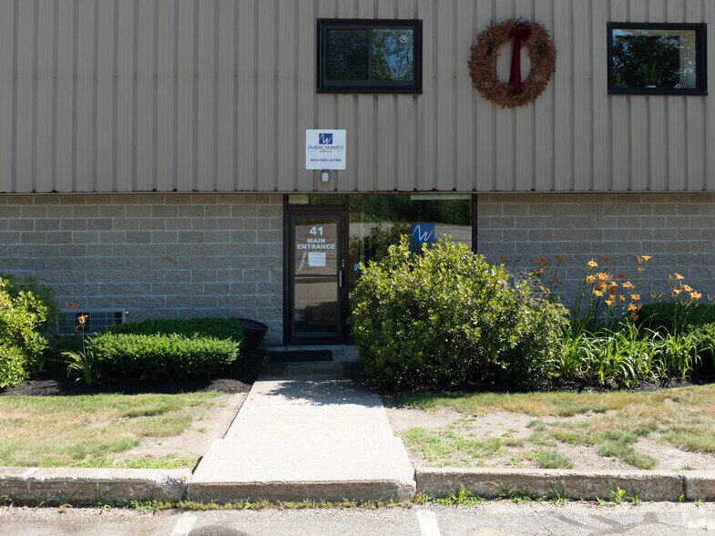 More Photos Of 41 Industrial Dr, Exeter Service For Lease