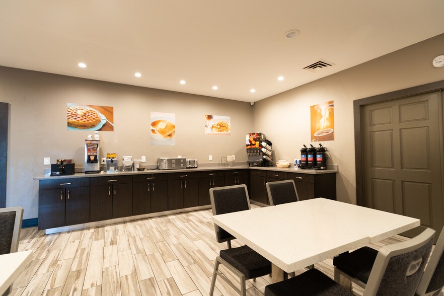 More Photos Of 915 W Cutting Blvd, Richmond Hotel For Sale