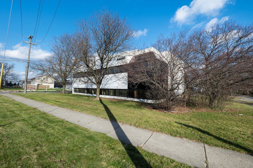 More Photos Of 44060 Woodward Ave, Bloomfield Hills Medical For Lease
