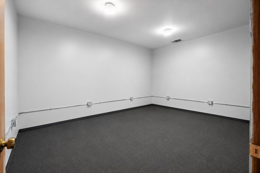 More Photos Of 2920 Dairy Ashford Rd, Houston Showroom For Sale