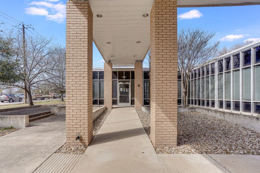 More Photos Of 3601 Manor Rd, Austin Freestanding For Sale