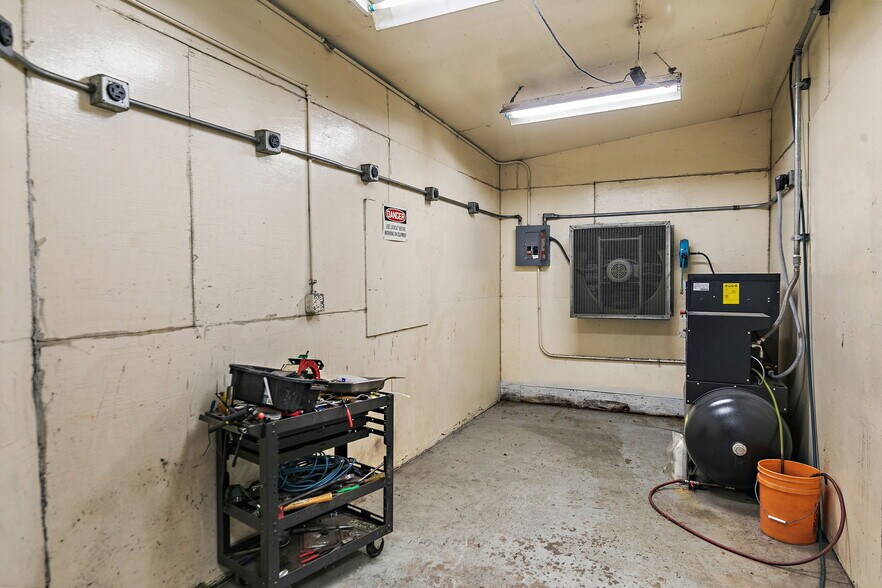 More Photos Of 303 Elgin Ave, Elgin Industrial For Sale