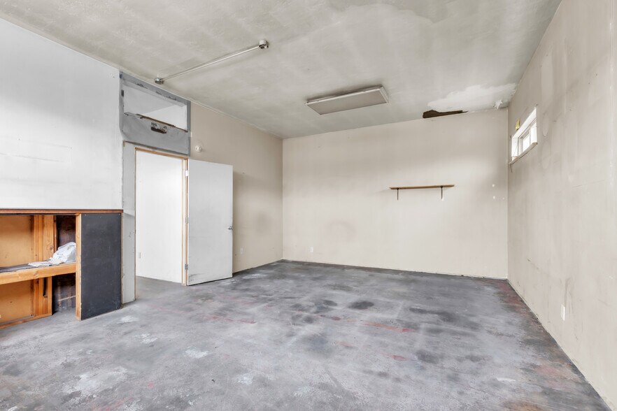 More Photos Of 227 Commission St, Salinas Showroom For Sale