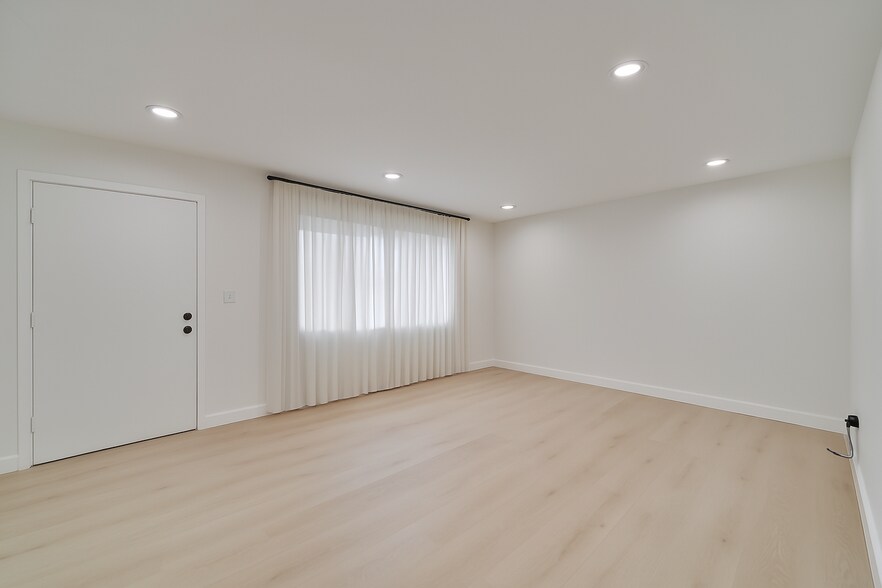 More Photos Of 113 N Grand Oaks Ave, Pasadena Apartments For Sale