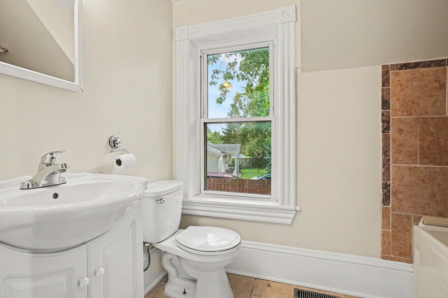 More Photos Of 616 Rideau St, Kemptville Office For Sale