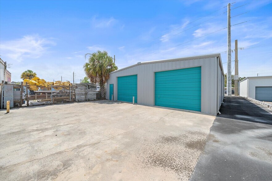 More Photos Of 2135 12th St, Sarasota Warehouse For Lease