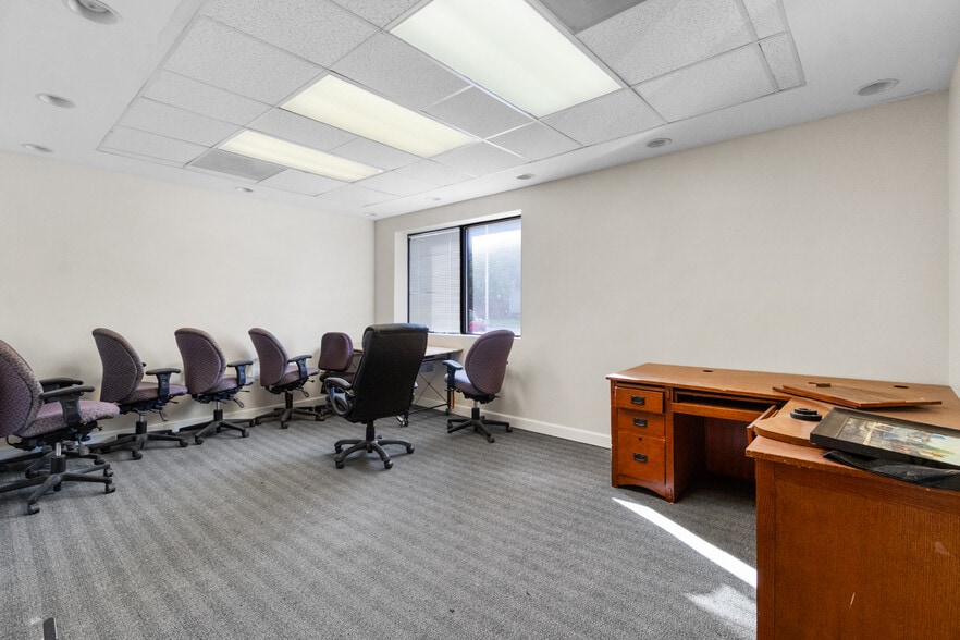 More Photos Of 1119-1123 Merriam Ln, Kansas City Office For Sale