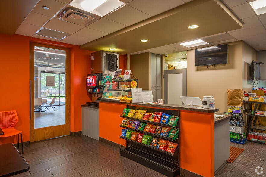 More Photos Of 2111 E Highland Ave, Phoenix Office For Lease