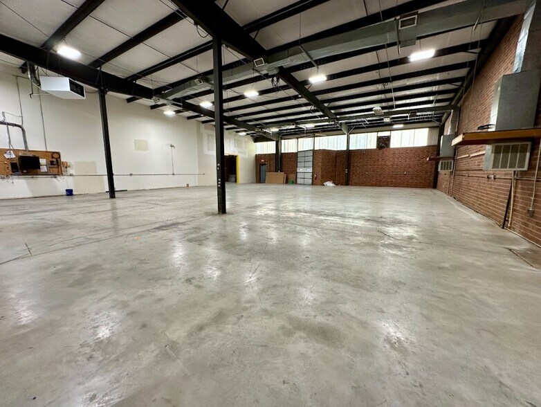 More Photos Of 4190 Piedmont Pky, Greensboro Flex For Lease