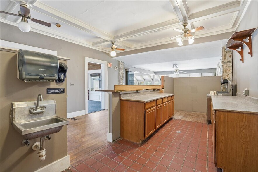 More Photos Of 337 8th Ave W, Palmetto Restaurant For Sale