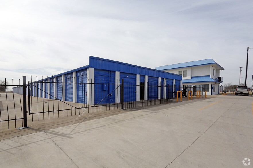 More Photos Of 131 Longhorn Rd, Saginaw Self Storage For Lease