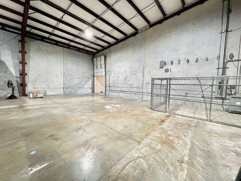 More Photos Of 21019 Spring Towne Dr, Spring Showroom For Lease