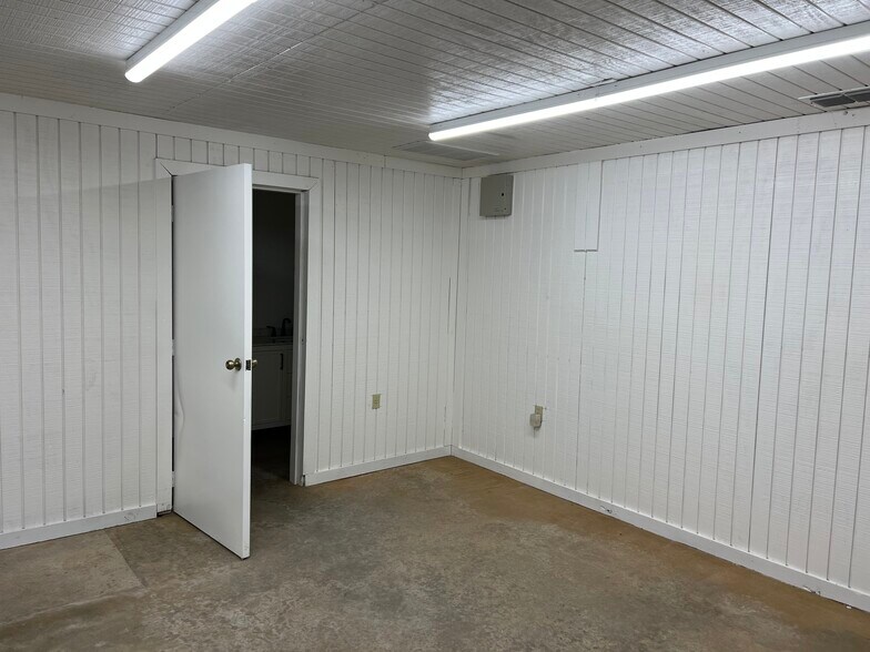 More Photos Of 15503 TX-110, Whitehouse Warehouse For Lease