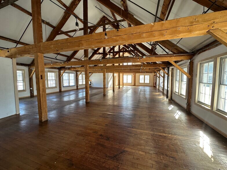 More Photos Of 100-102 Mill Rd, Bridgewater Storefront For Lease