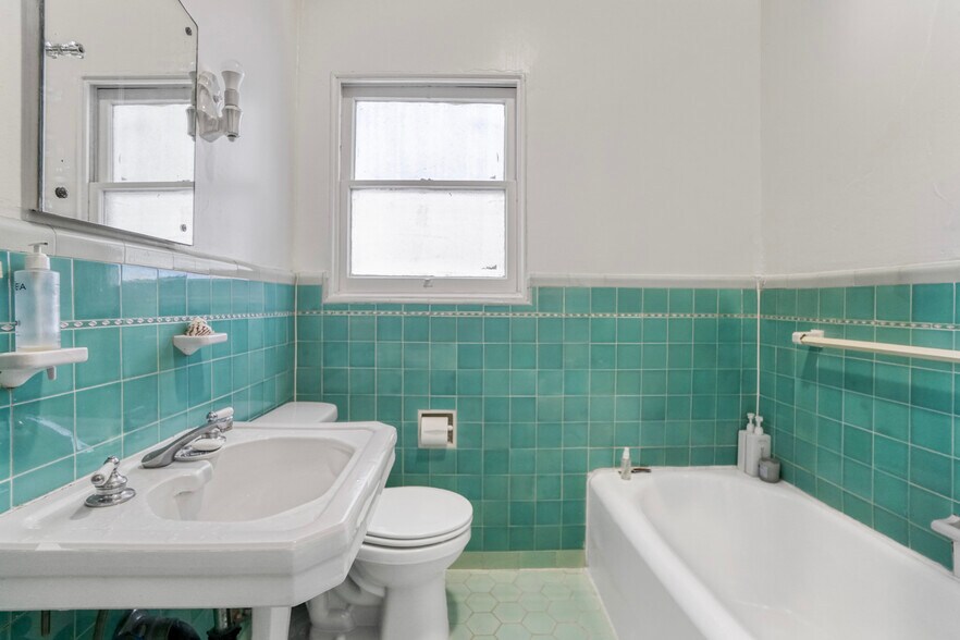 More Photos Of 7063 Lanewood Ave, Los Angeles Apartments For Sale